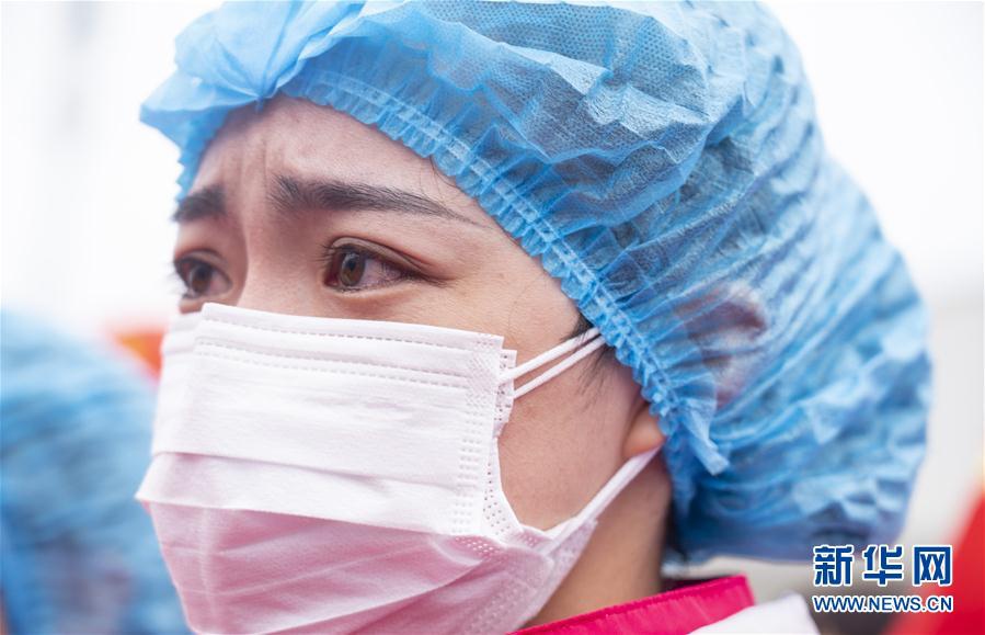 다롄(大連)의과대학 부속 제1병원 간호사 눈에 눈물이 그렁그렁하다. [사진 출처: 신화망]