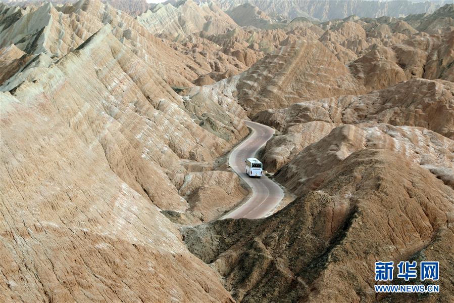 관광객을 태운 관광버스가 장예 치차이단샤 관광지를 지나고 있다. [3월 24일 촬영/사진 출처: 신화망] 