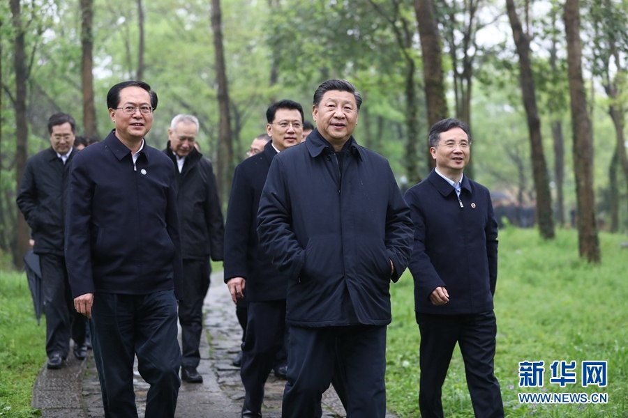 시진핑이 시시국가습지공원에서 시시습지 보호와 이용 상황을 살펴보고 있다. [사진 출처: 신화망]