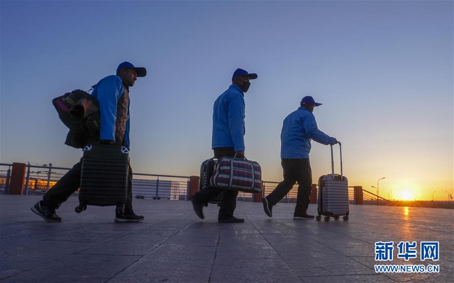 모위현에서 온 근로자들이 아러타이(阿勒泰)지역 푸하이(福海)현 기차역에 도착했다. 앞으로 푸하이현에서 작업을 한다. [3월 28일 촬영/사진 출처: 신화망]