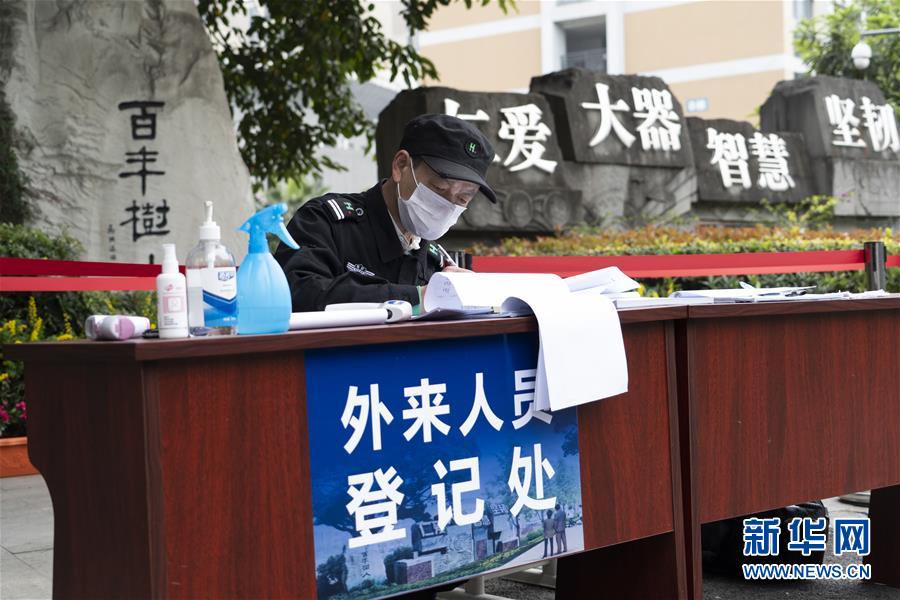 쓰촨성 청두시 쓰촨대학 부속고등학교 경비가 학생들의 체온을 적고 있다. [4월 1일 촬영/사진 출처: 신화망]