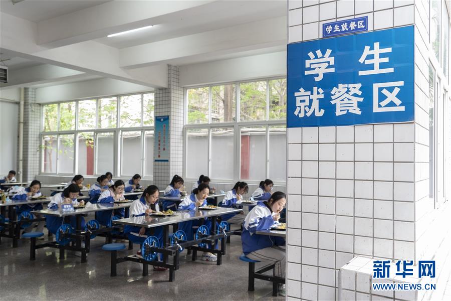 쓰촨성 청두시 쓰촨대학 부속고등학교 학생들이 식사를 하고 있다. [4월 1일 촬영/사진 출처: 신화망]