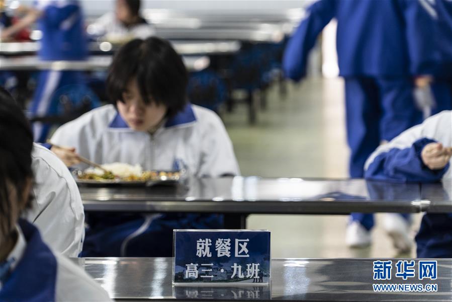 쓰촨성 청두시 쓰촨대학 부속고등학교 학생들이 식사를 하고 있다. [4월 1일 촬영/사진 출처: 신화망]