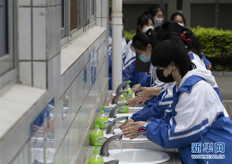 쓰촨성 청두시 쓰촨대학 부속고등학교 학생이 식당 입구에서 손을 씻고 있다. [4월 1일 촬영/사진 출처: 신화망]