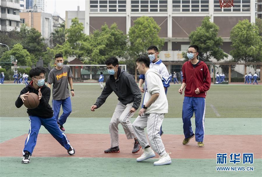 쓰촨성 청두시 쓰촨대학 부속고등학교 학생들이 체육 활동을 하고 있다. [4월 1일 촬영/사진 출처: 신화망]