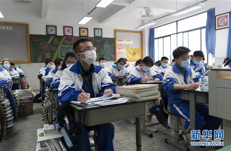 쓰촨성 청두(成都)시 쓰촨대학 부속고등학교 학생들이 교실에서 수업을 받고 있다. [4월 1일 촬영/사진 출처: 신화망]