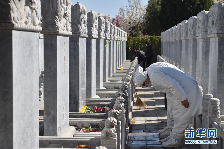베이징 바바오산 인민공동묘지 성묘 대행 서비스를 마치고 묘비에 허리 굽혀 절을 하고 있다. [3월 28일 촬영/사진 출처: 신화망]