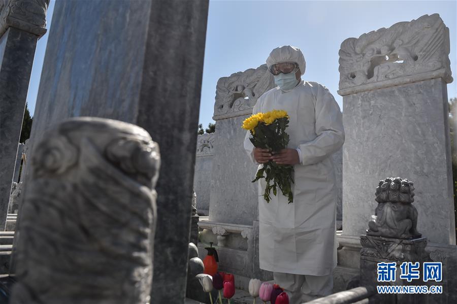 베이징 바바오산 인민공동묘지 직원이 헌화를 올리고 있다. [3월 28일 촬영/사진 출처: 신화망]