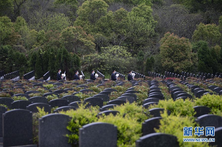 장시(江西) 난창시 잉상(瀛上)묘지에서 직원들이 시민을 위해 대행 성묘를 하고 있다. (사진 출처: 신화망/4월 1일 촬영) 
