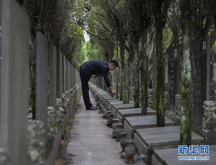 장시(江西) 난창시 잉상(瀛上)묘지에서 직원들이 시민을 위해 대행 성묘를 하고 있다. (사진 출처: 신화망/4월 1일 촬영) 