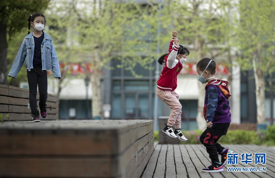 어린이 몇 명이 우한 톈디광장에서 놀고 있다. [4월 1일 촬영/사진 출처: 신화망] 