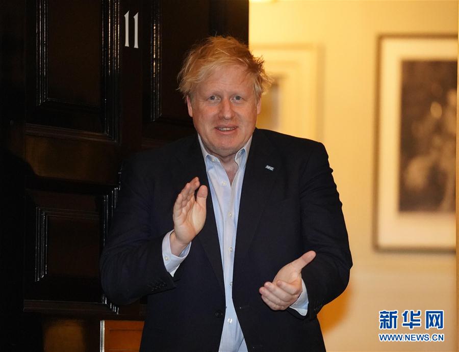 4월 2일 저녁, 존슨 영국 총리가 런던 다우닝가 11번지 문 앞에서 NHS 의료진을 향해 박수를 보냈다. [사진 출처: 영국 총리관저]