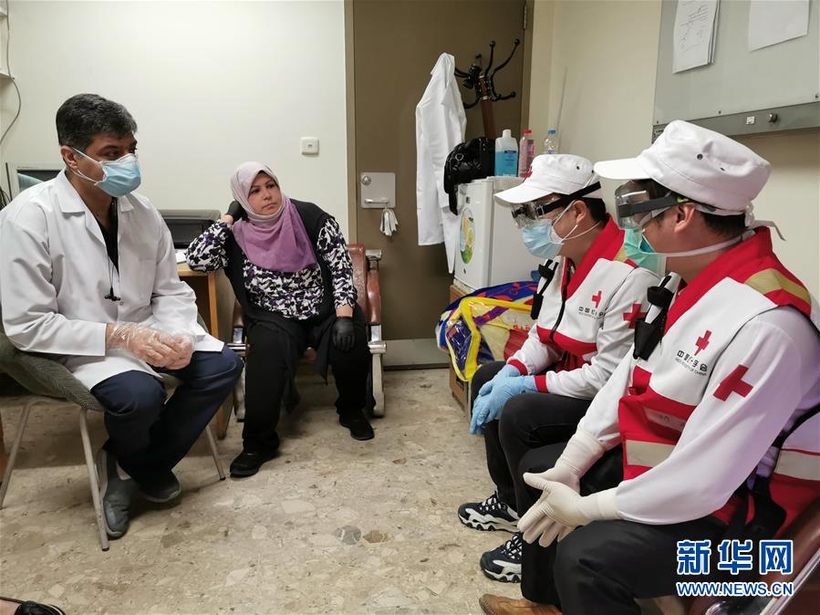 이라크 바그다드에서 전문가팀 구성원 천화이(오른쪽 첫 번째)와 아이허쉬(오른쪽 두 번째)가 현지 방사과 의사들과 의견을 나누고 있다. [3월 30일 촬영/사진 출처: 신화망]