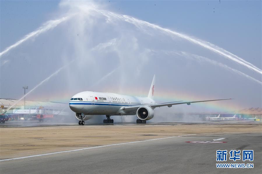 4월 6일 후베이 지원 국가의료팀 팀원이 탑승한 중국국제항공 전세기가 베이징 서우두(首都)국제공항에서 ‘수문례’로 영접을 받고 있다. [사진 출처: 신화망]