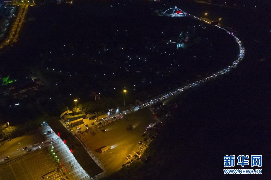 4월 8일 새벽 차량이 우한시 고속도로 톨게이트를 지나가고 있다. [드론 촬영/사진 출처: 신화망]
