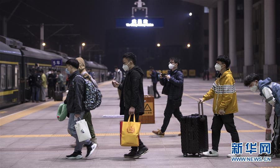 4월 8일 새벽 우창기차역 승객들이 K81 열차에 탑승할 준비를 하고 있다. [사진 출처: 신화망]