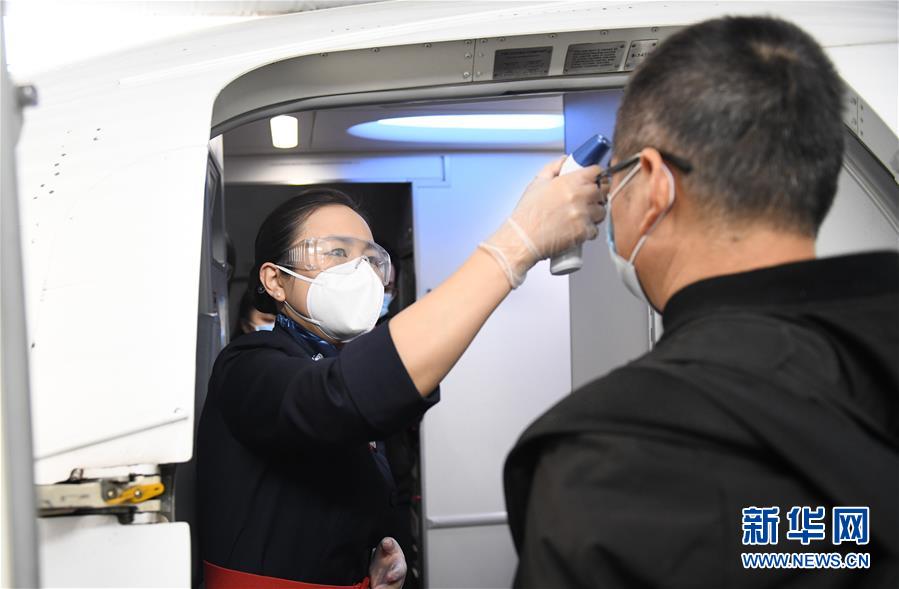 4월 8일 우한 톈허국제공항에서 동방항공 MU2527편을 이용하는 승객이 탑승 전 체온을 재고 있다. [사진 출처: 신화망]