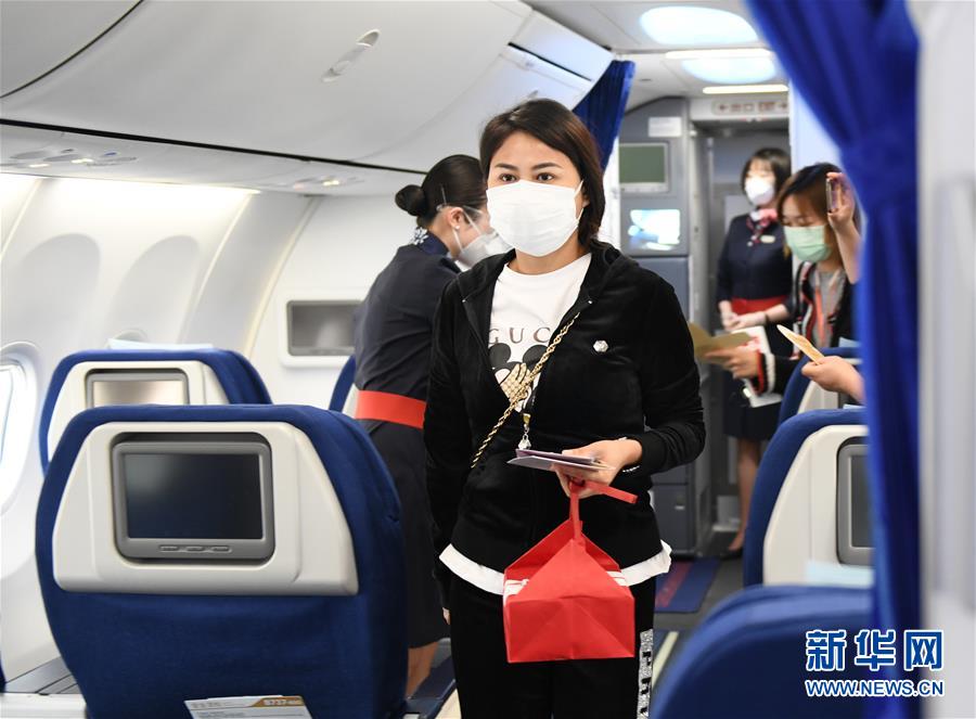 4월 8일 우한 톈허국제공항에서 동방항공 MU2527편을 이용하는 승객들이 비행기에 탐승하고 있다. [사진 출처: 신화망]