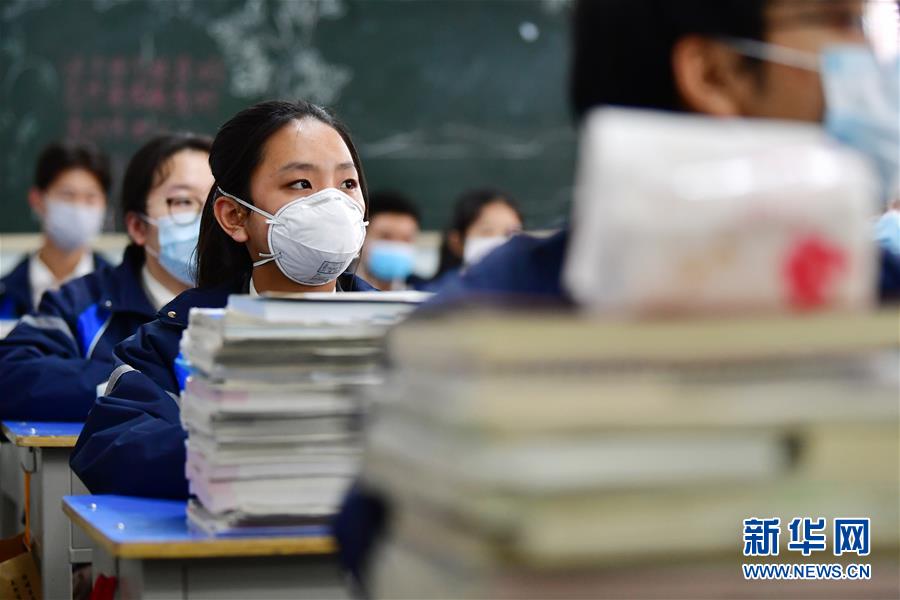 란저우시 제14중고등학교 고3 학생들이 교실에서 수업 중이다. [4월 9일 촬영/사진 출처: 신화망]