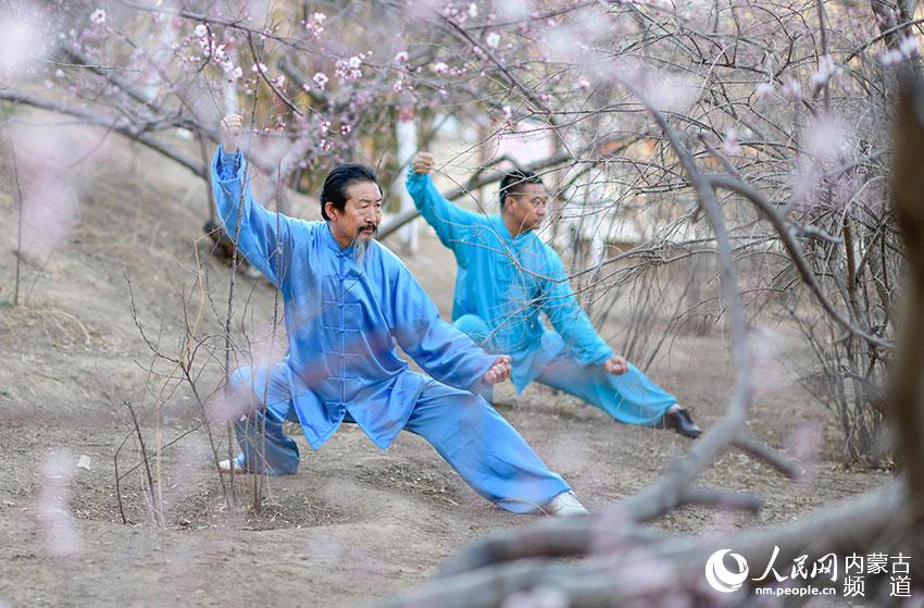 만두하이공원 벚꽃 아래에서 시민들은 태극권으로 심신을 단련 중이다. [사진 출처: 인민망]