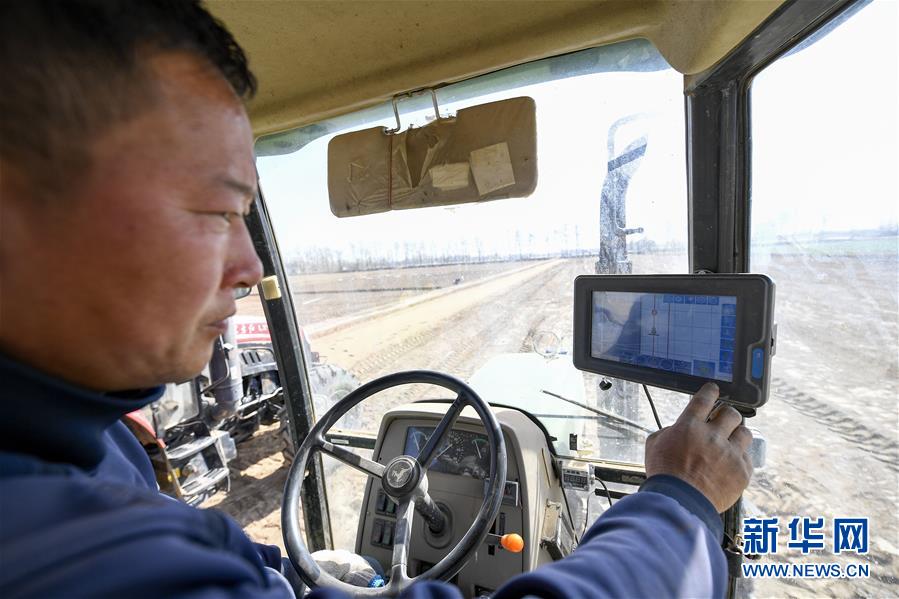 닝샤 우중시 리퉁구에 위치한 스마트 농업과학기술 시범구에서 농기계 기사가 파종 직전 트랙터를 자동 운행을 설정한다. [4월 9일 촬영/사진 출처: 신화망]