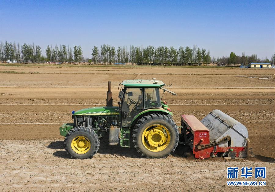 닝샤 우중시 리퉁구에 위치한 스마트 농업과학기술 시범구는 베이더우 항법 시스템을 장착한 자율주행 트랙터를 농사에 도입했다. [4월 9일 드론 촬영/사진 출처: 신화망]