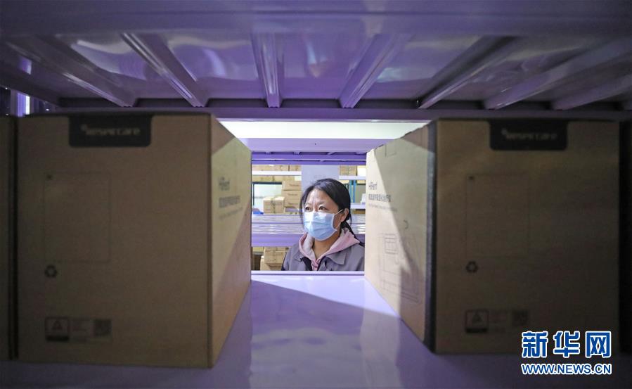 선양마이쓰의료과기유한공사, 직원이 창고에서 고유량호흡치료기 재고 정리를 하고 있다. [4월 13일 촬영/사진 출처: 신화망]