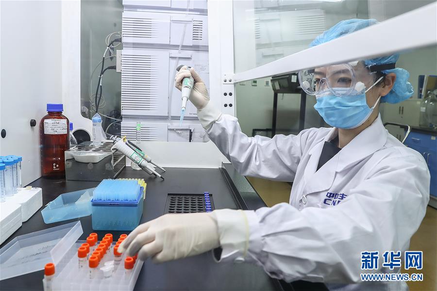 4월 11일 중국 최대 제약그룹 시노팜 산하 CNBG 코로나19 백신 생산기지 품질검증부서에서 연구원이 코로나19 불활화 백신 샘플 순도 검사를 하고 있다. [사진 출처: 신화망]
