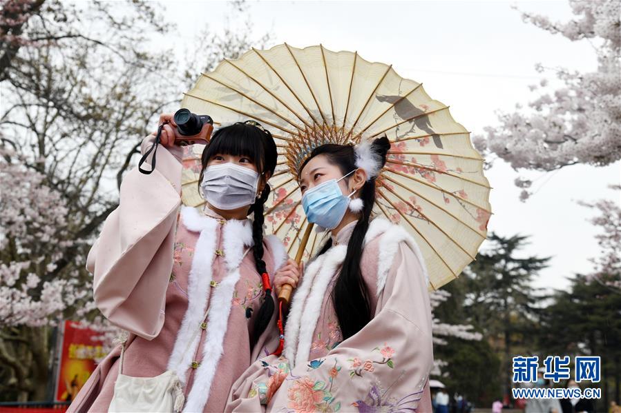 칭다오 중산공원 벚꽃 구경을 나온 시민들이 기념사진을 찍는다. [4월 9일 촬영/사진 출처: 신화망]