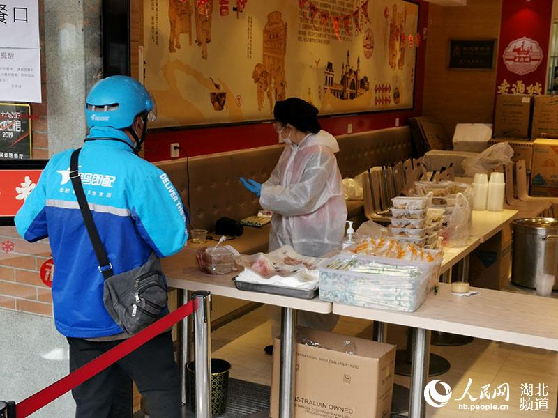 포장한 우한 특색 먹거리 더우피(豆皮). 현재 이 제품은 테이크아웃만 가능하다. [사진 출처: 인민망]
