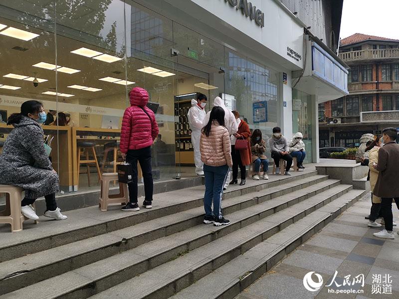 핸드폰 수리점이 호황이다. [사진 출처: 인민망] 