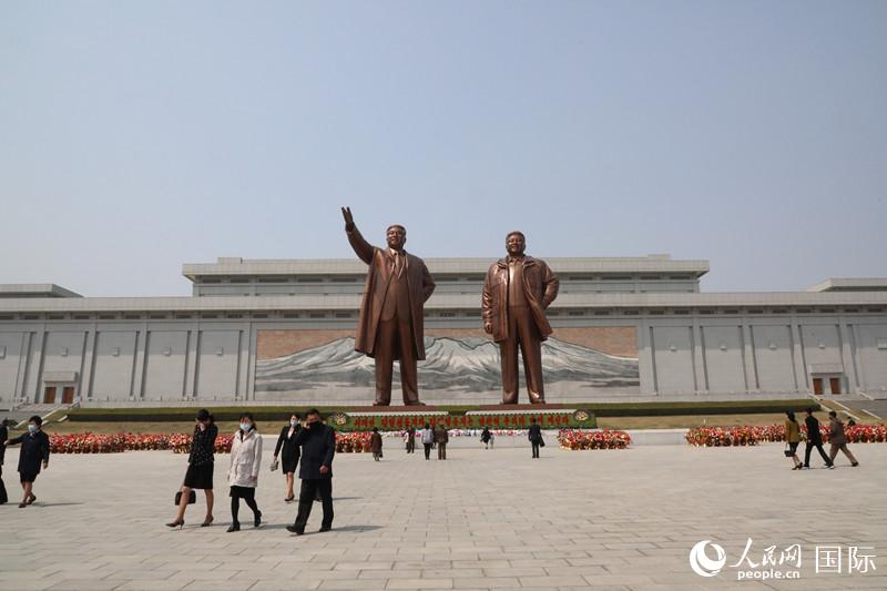 지난 15일 조선 민중들을 자발적으로 김일성 및 김정일 동상 앞에 헌화하며 이들을 추모했다. [사진 출처: 인민망]