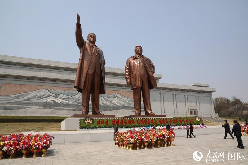 지난 15일 조선 민중들을 자발적으로 김일성 및 김정일 동상 앞에 헌화하며 이들을 추모했다. [사진 출처: 인민망]