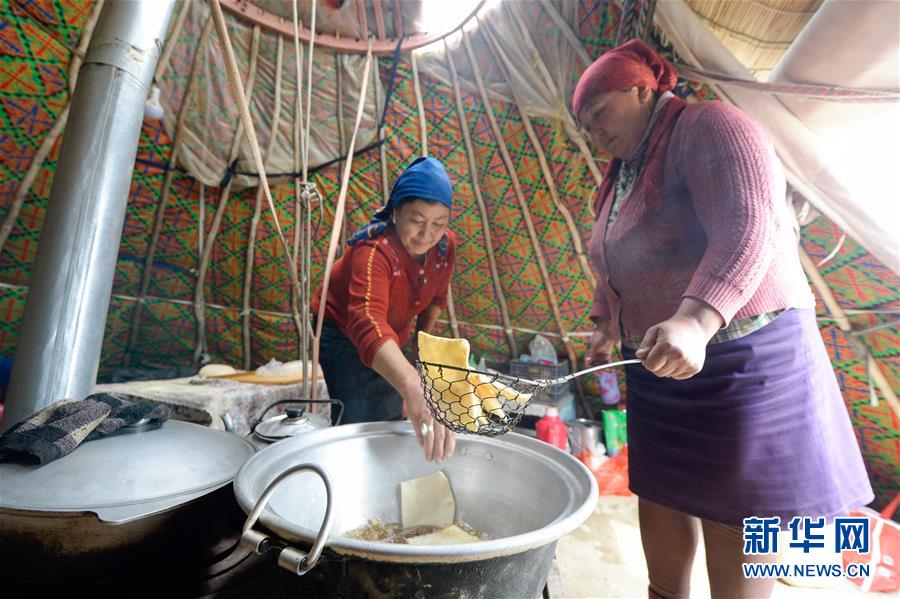 목장 이동 출발 하루 전, 푸하이현 목민들이 길에서 먹을 음식을 준비하고 있다. [4월 14일 촬영/사진 출처: 신화망] 