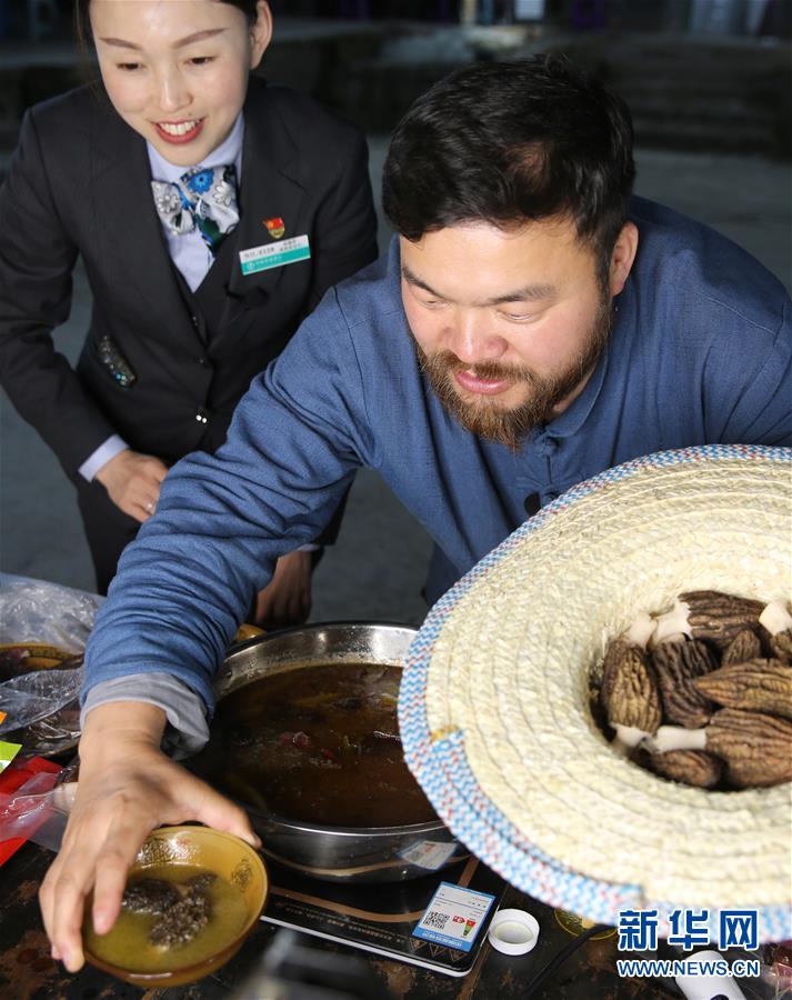 ‘털보 아저씨’가 지난 15일 스주현 특산품인 곰보버섯을 소개하고 있다. [사진 출처: 신화망]