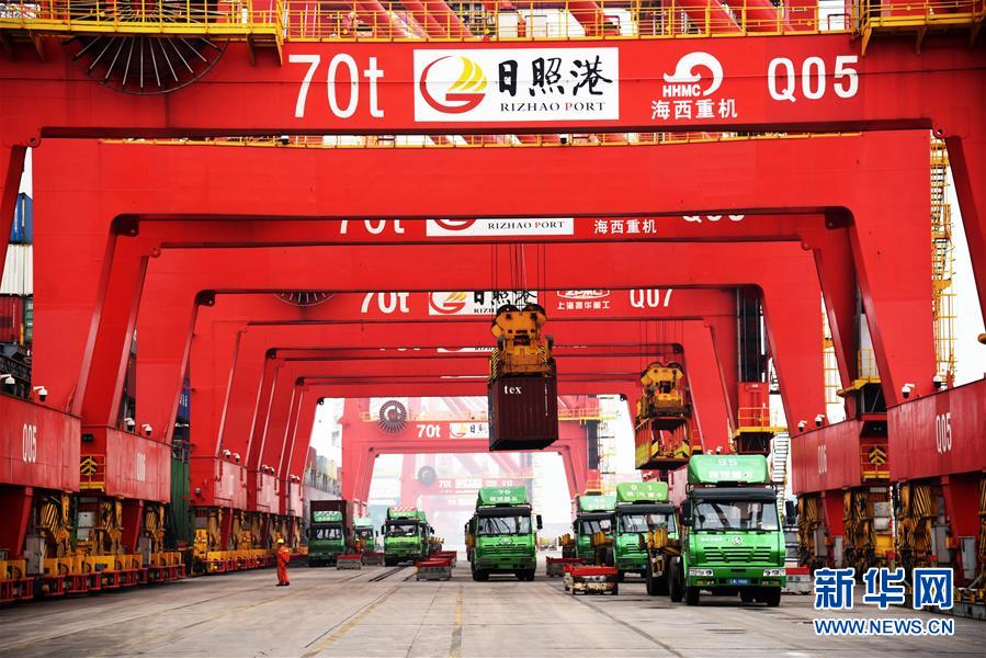 4월 16일 트럭이 산둥성 르자오항에서 컨테이너를 싣기 위해 기다리고 있다. [사진 출처: 신화망]