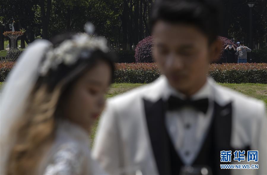 뤄젠과 청이솽(왼쪽)이 우한 장탄(江灘)공원에서 웨딩 촬영을 하고 있다. [4월 12일 촬영/사진 출처: 신화망]
