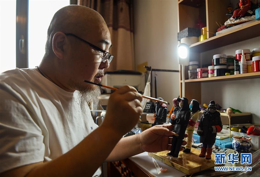 왕푸룽이 집에서 자신이 제작한 ‘전염병 방역’ 주제의 몐쑤 작품을 만들고 있다. [4월 15일 촬영/사진 출처: 신화망]