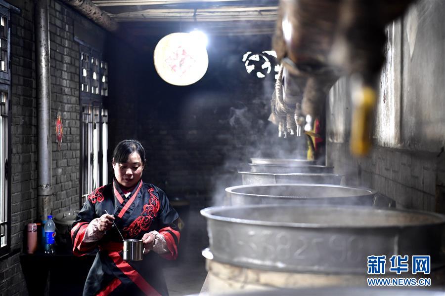 칭하이성 시닝(西寧)시 황중(湟中)현 란룽커우(攔隆口)진 무자(慕家)촌 청과주(靑稞酒: 장족의 상용 음료) 양조장 직원이 관광객을 위해 명류주(酩餾酒)를 준비하고 있다. [2019년 3월 8일 촬영/사진 출처: 신화망]
