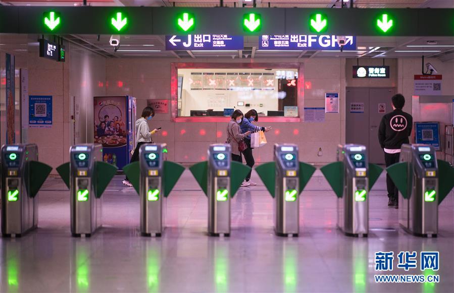 시민이 장한루(江漢路) 지하철 역에서 환승하고 있다. [4월 22일 촬영/사진 출처: 신화망]