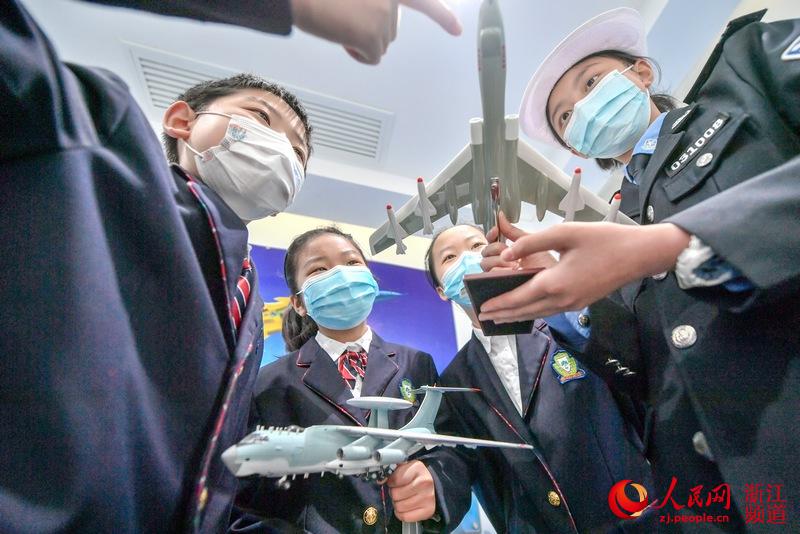 저장 창싱현 실험초등학교 국방 전시실에서 학생들이 무장 군용 비행기를 참관하고 있다. [4월 22일 촬영/사진 출처: 인민망]