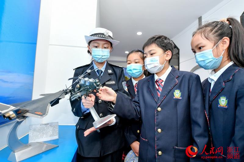 저장 창싱현 실험초등학교 국방 전시실에서 학생들이 무장 군용 비행기를 참관하고 있다. [4월 22일 촬영/사진 출처: 인민망]