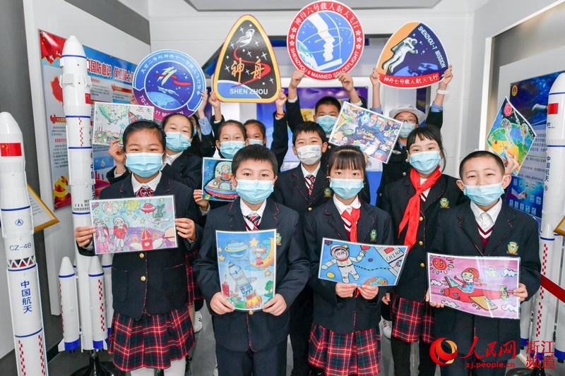저장 창싱현 실험초등학교 학생들이 자신이 그린 우주 주제의 임무 휘장과 회화 작품을 선보이고 있다. [4월 22일 촬영/사진 출처: 인민망]
