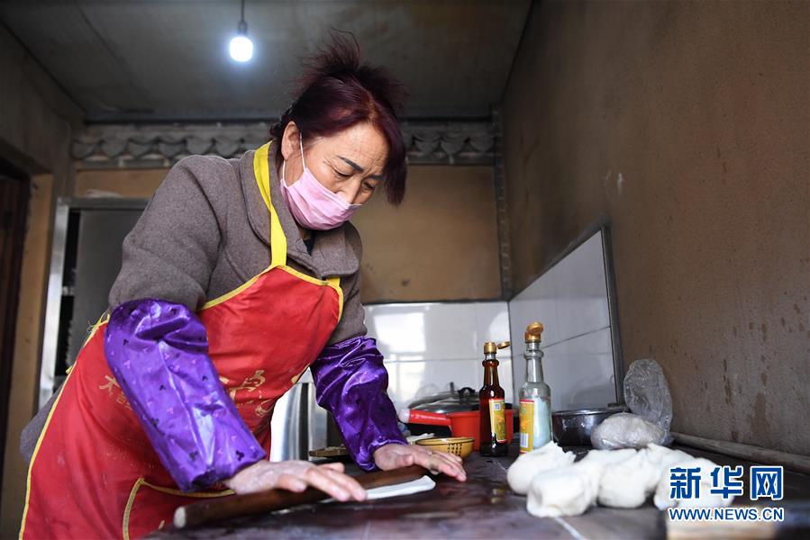 간쑤성 핑량시 징촨현 징밍향 바이자촌 주민 런후이전(任慧珍)이 자택 농가락(農家樂: 도시인들이 농가 민박집에서 시골 밥을 먹으며 여가를 보내는 농촌 관광 형식. 또는 이런 관광 형식을 제공하는 곳)에서 손님들을 위한 식사를 준비하고 있다. [3월 19일 촬영/사진 출처: 신화망]