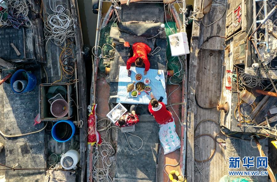 마화위(馬花雨·오른쪽 아래)와 쉬훙훙(徐紅紅·위쪽), 루첸(陸倩·왼쪽 아래）이 어선에서 해산물 판매 쇼트 클립을 촬영하고 있다. [4월 22일 촬영/사진 출처: 신화망]