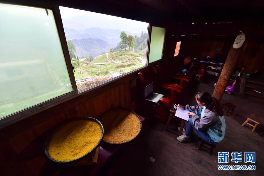 량멍샹이 집에서 온라인 수업을 하고 있다. [4월 9일 촬영/사진 출처: 신화망]