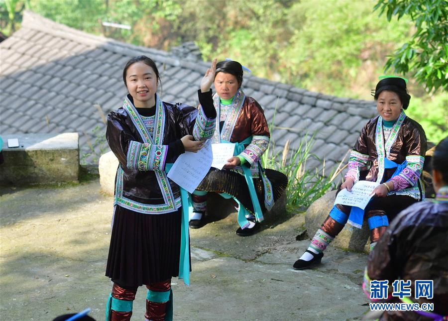 량멍샹이 당주촌 우잉 묘족 마을 단풍나무 아래에서 공개 수업을 하고 있다. [4월 16일 촬영/사진 출처: 신화망]