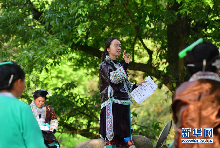 량멍샹이 당주촌 우잉 묘족 마을 단풍나무 아래에서 공개 수업을 하고 있다. [4월 16일 촬영/사진 출처: 신화망]