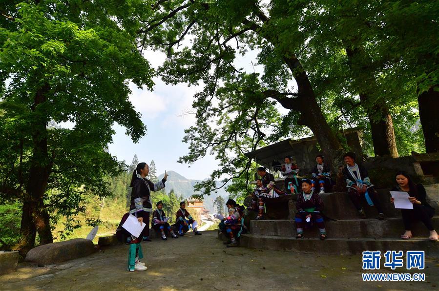 당주촌 우잉 묘족 마을 단풍나무 아래에서 량멍샹(오른쪽 첫 번째)이 공개 수업에서 수업을 하고 있다. [4월 16일 촬영/사진 출처: 신화망]
