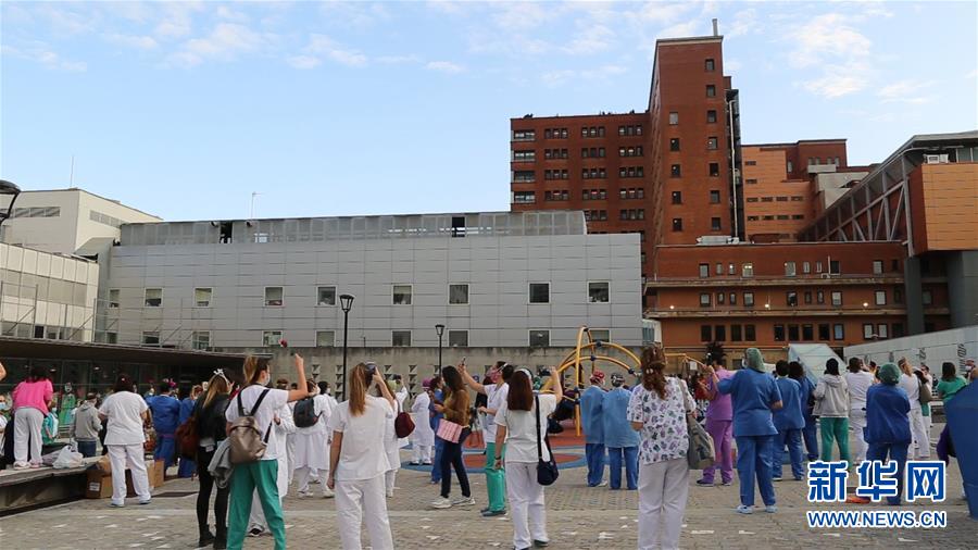 지난 23일 영상 캡처에는 스페인 바르셀로나 발 드 헤브론 대학병원의 의료진이 공연을 감상하는 모습이 담겨 있다. [사진 출처: 신화사/발 드 헤브론 대학 병원 제공]
